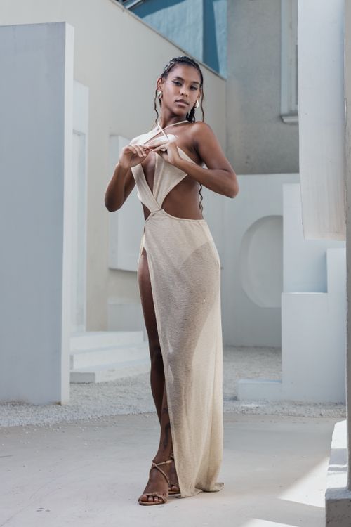 Free Stylish woman poses in a chic outfit against a modern architectural background. Stock Photo