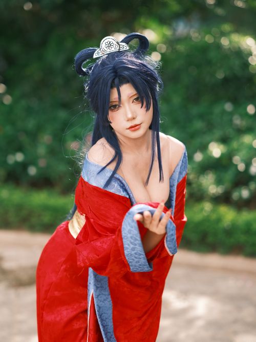 Free A captivating portrait of a person in elegant cosplay attire, outdoors in lush greenery. Stock Photo