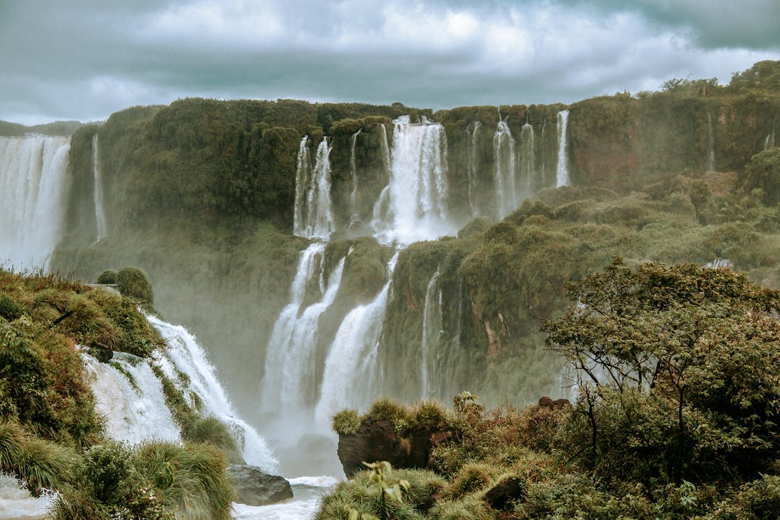 Free Waterfalls Under Cloudy Sky Stock Photo