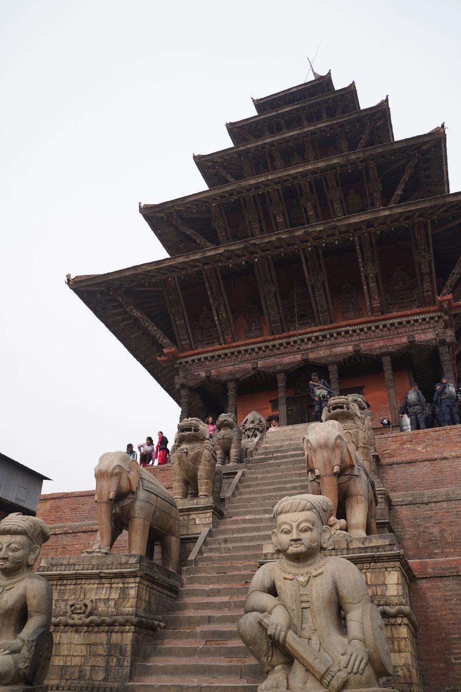 O templo Nyatapola, de cinco telhados, com guardiões de pedra na escadaria, em Bhaktapur