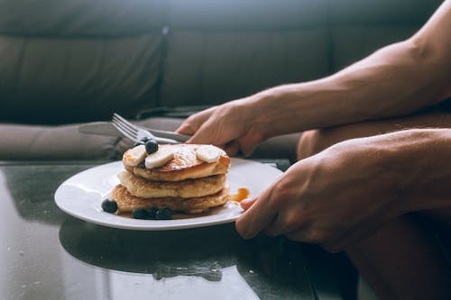 Free Orang Memegang Piring Putih Dengan Pancake Stock Photo