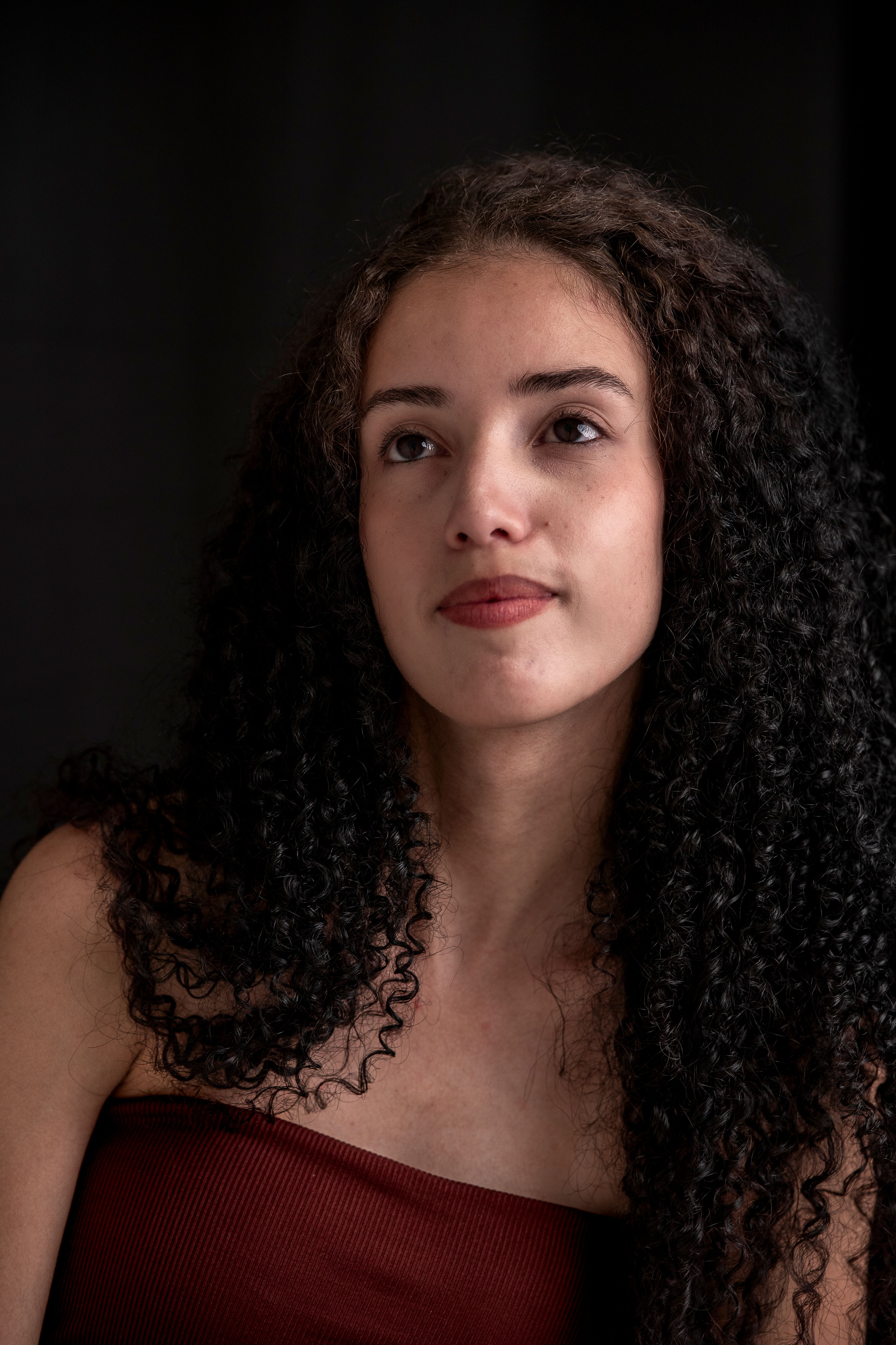 Retrato De Una Joven Con Cabello Rizado · Foto de stock gratuita