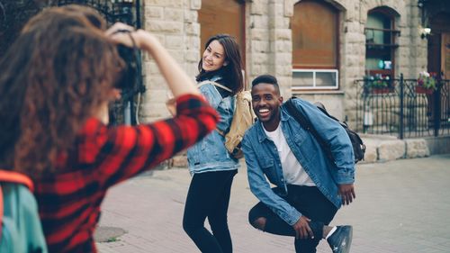 Free Young friends enjoying an outdoor photo session with smiles and excitement. Stock Photo
