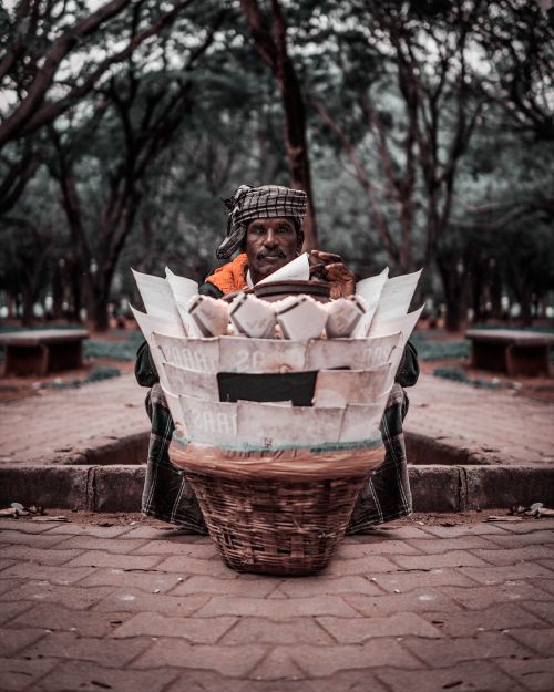 Free A traditional street vendor selling goods in a Bengaluru park, showcasing local culture and lifestyle. Stock Photo