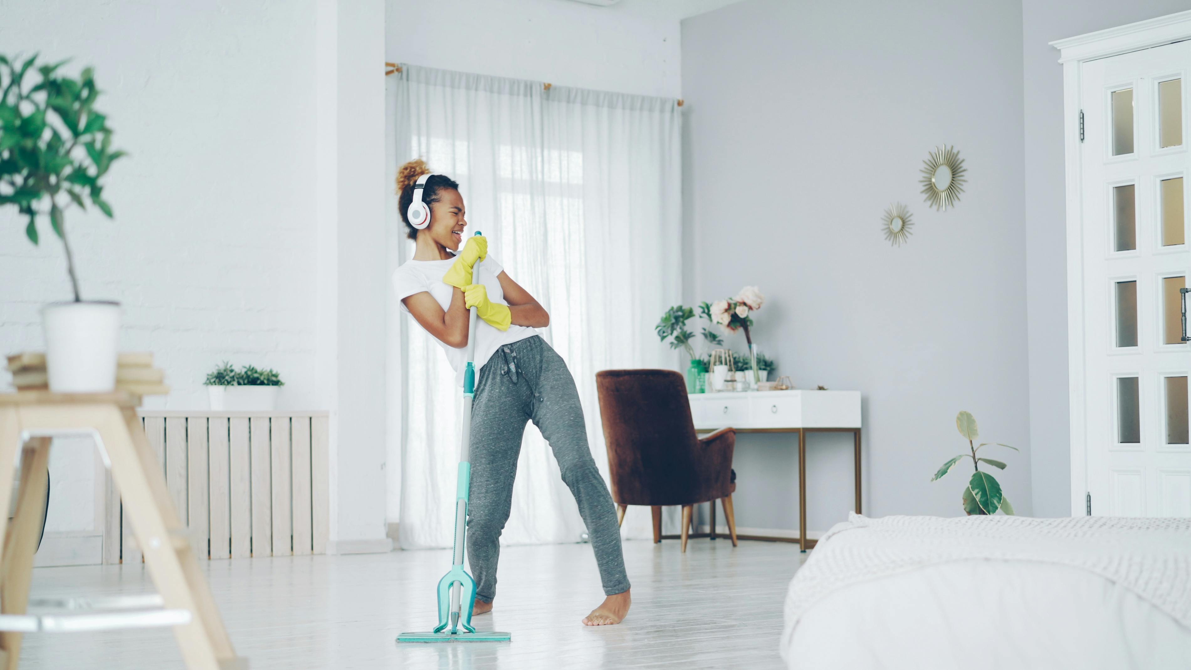 Learn expert spring cleaning tips to declutter your closet, kitchen and mudroom — Photo by Vitaly Gariev on Pexels