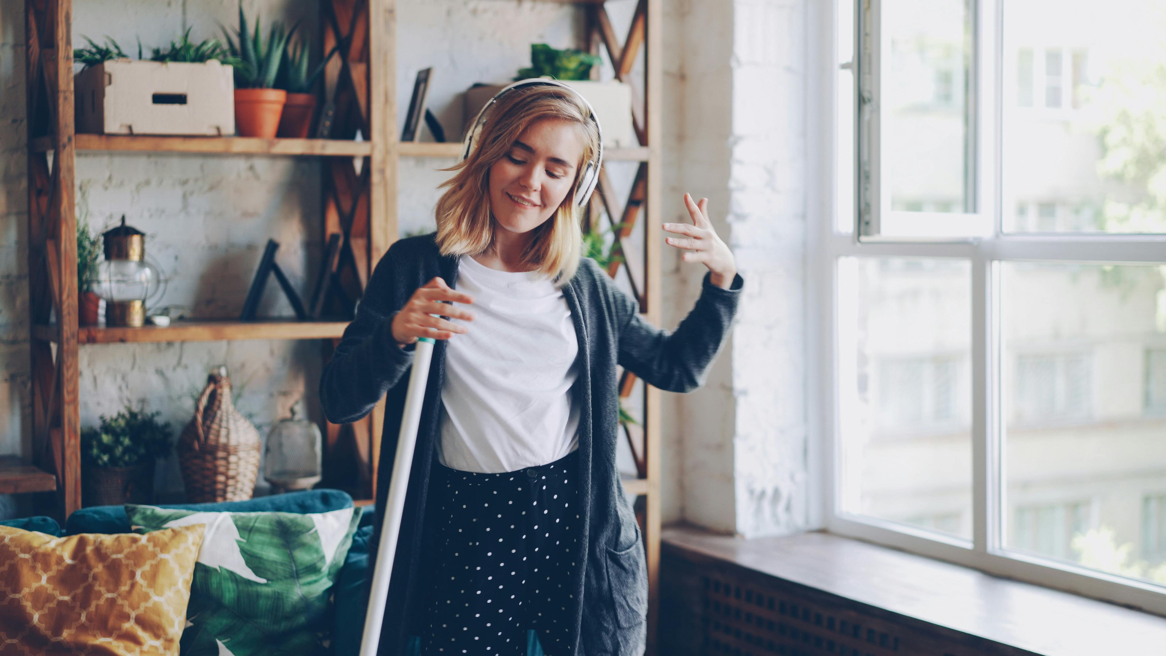Spring Cleaning Goes Digital: ‘Brunch with Babs’ Shares Tips to Declutter Your Online Life — Photo by Vitaly Gariev on Pexels