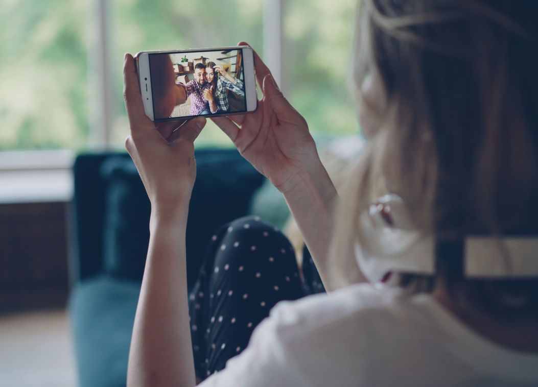 Online dating: starting a conversation on a niche platform