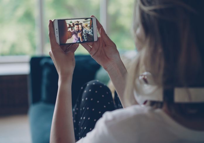 Online dating: starting a conversation on a niche platform