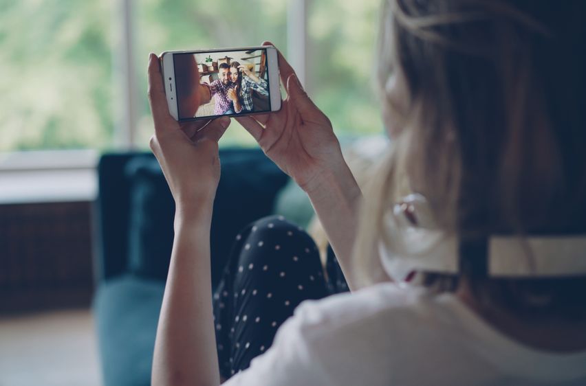 Online dating: starting a conversation on a niche platform