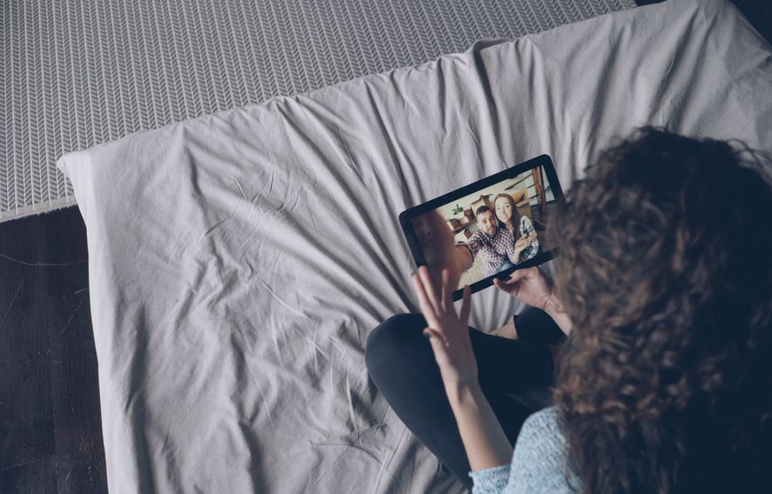 Online dating: starting a conversation on a niche platform
