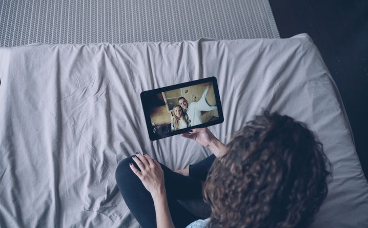 Online dating: starting a conversation on a niche platform