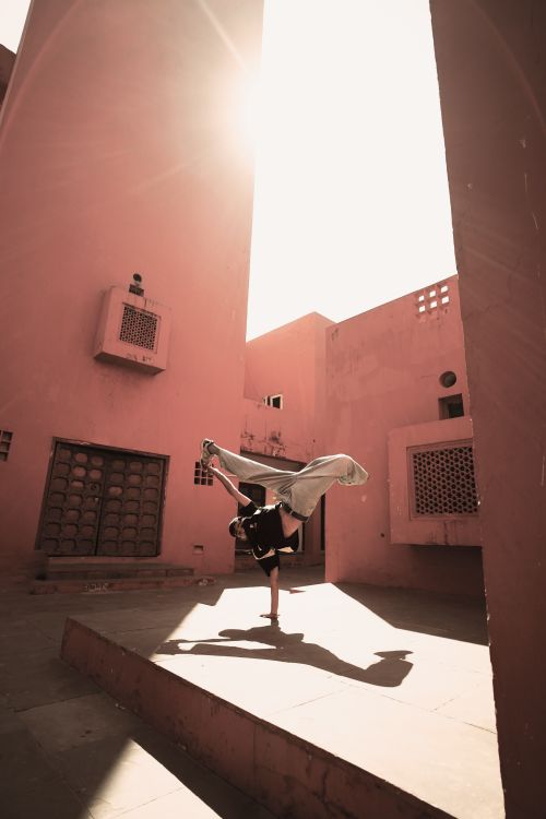 Free A striking parkour maneuver captured in a sunlit Jaipur courtyard, showcasing agility and urban adventure. Stock Photo