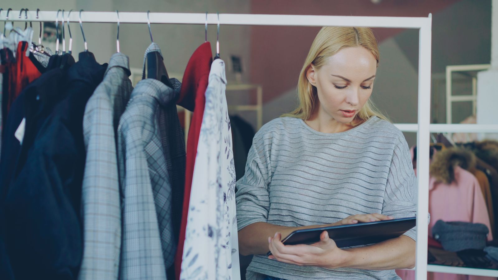 Retail — Online & Omni-Channel professionals using technology
