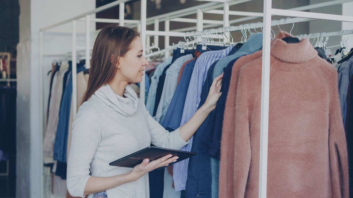 اعلانات قوقل لمتاجر سلة - Saudi online store owner checking sales reports and ROAS charts