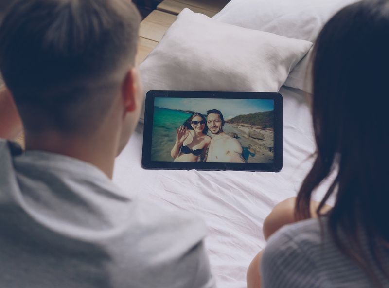Online dating: starting a conversation on a niche platform