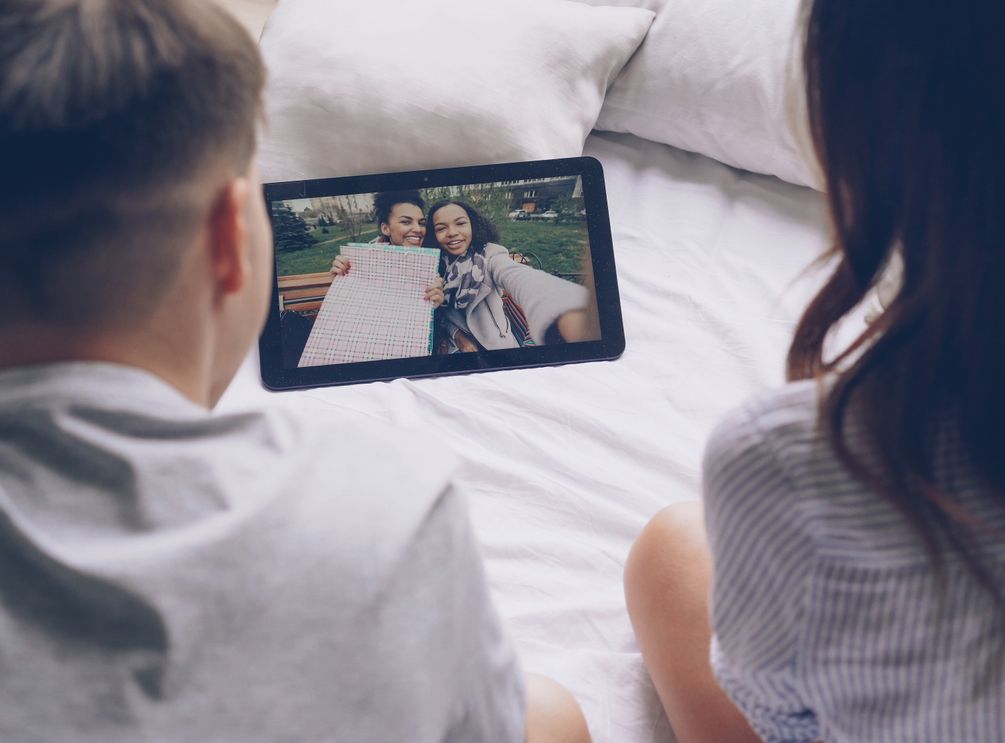 Online dating: starting a conversation on a niche platform
