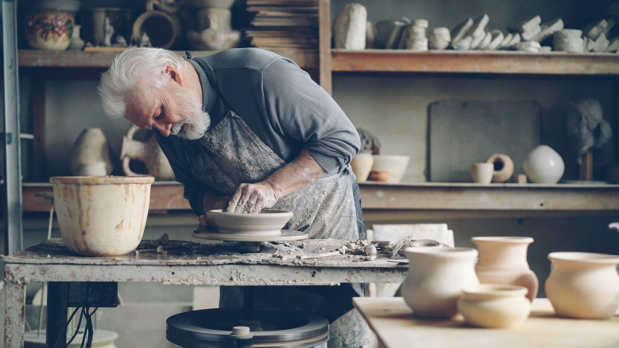 Kunstenaar Ger Leegwater (81) werkt dagelijks aan kunsttuin