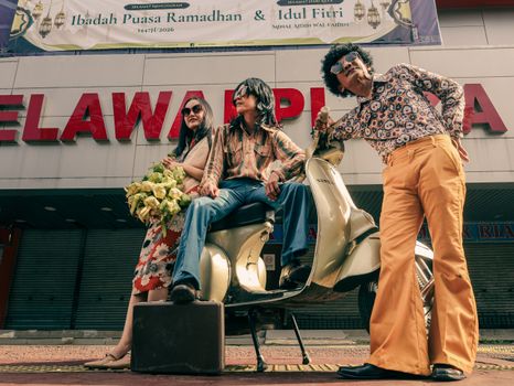 Stylish group with vintage fashion and scooter creating a retro vibe in Jakarta street. - Fotografer Sidoarjo