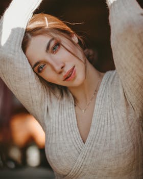 这幅肖像画中的女性迷人，表情温暖而宁静，展现出优雅的气质与自然之美