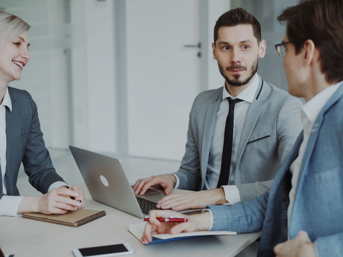 Equipe corporativa reunida discutindo benefício de saúde empresarial