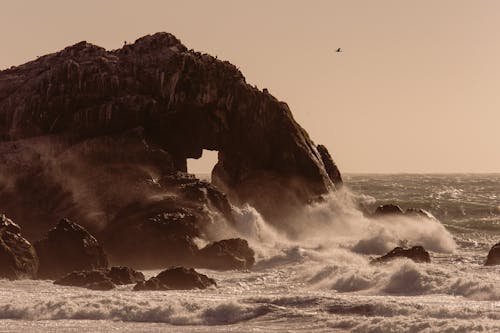 Gratis Formazione Rocciosa Sull'acqua Di Mare Foto a disposizione