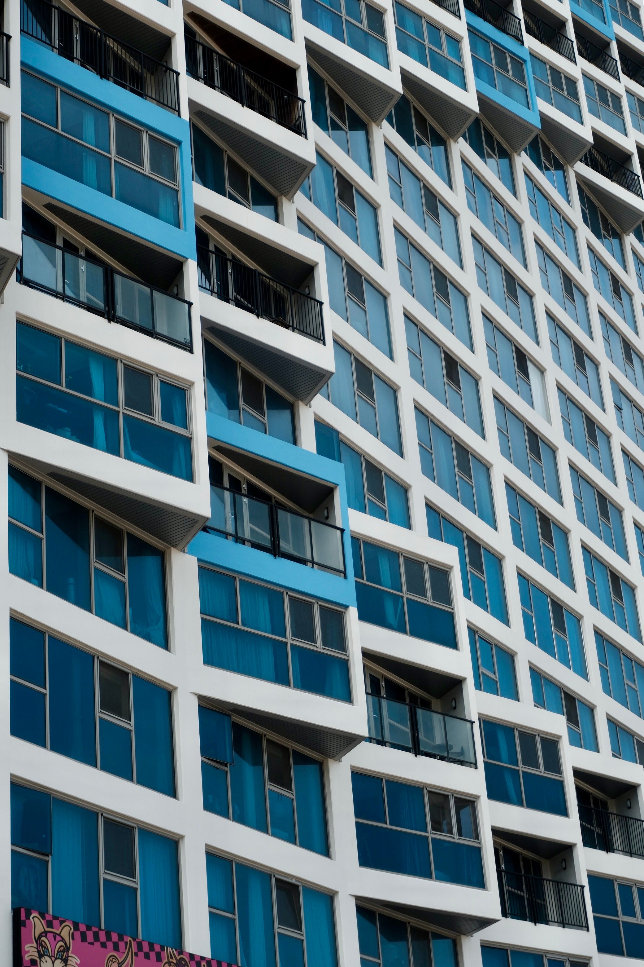 Modern Blue High-Rise Building Facade · Free Stock Photo