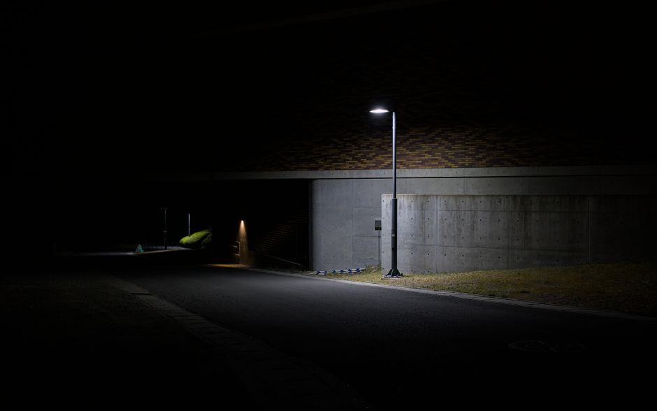 日本の京都で、一本の街灯が道を照らす、ドラマチックな夜の街並み。