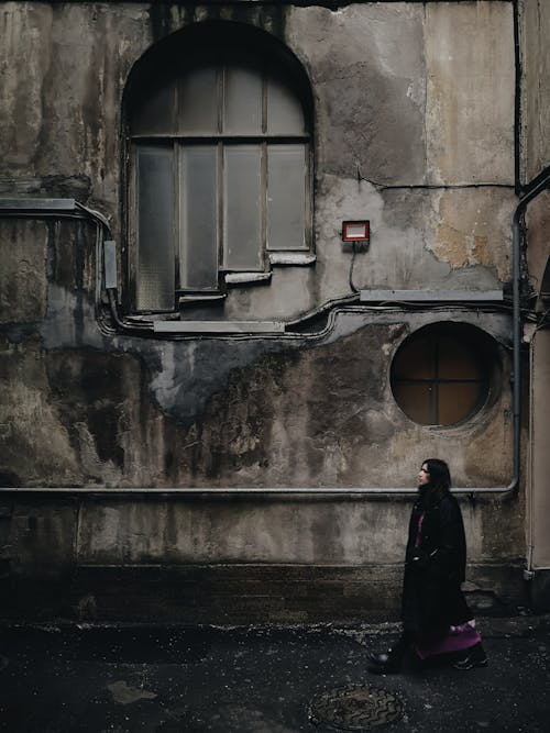 Mulher De Casaco Preto Em Frente à Janela