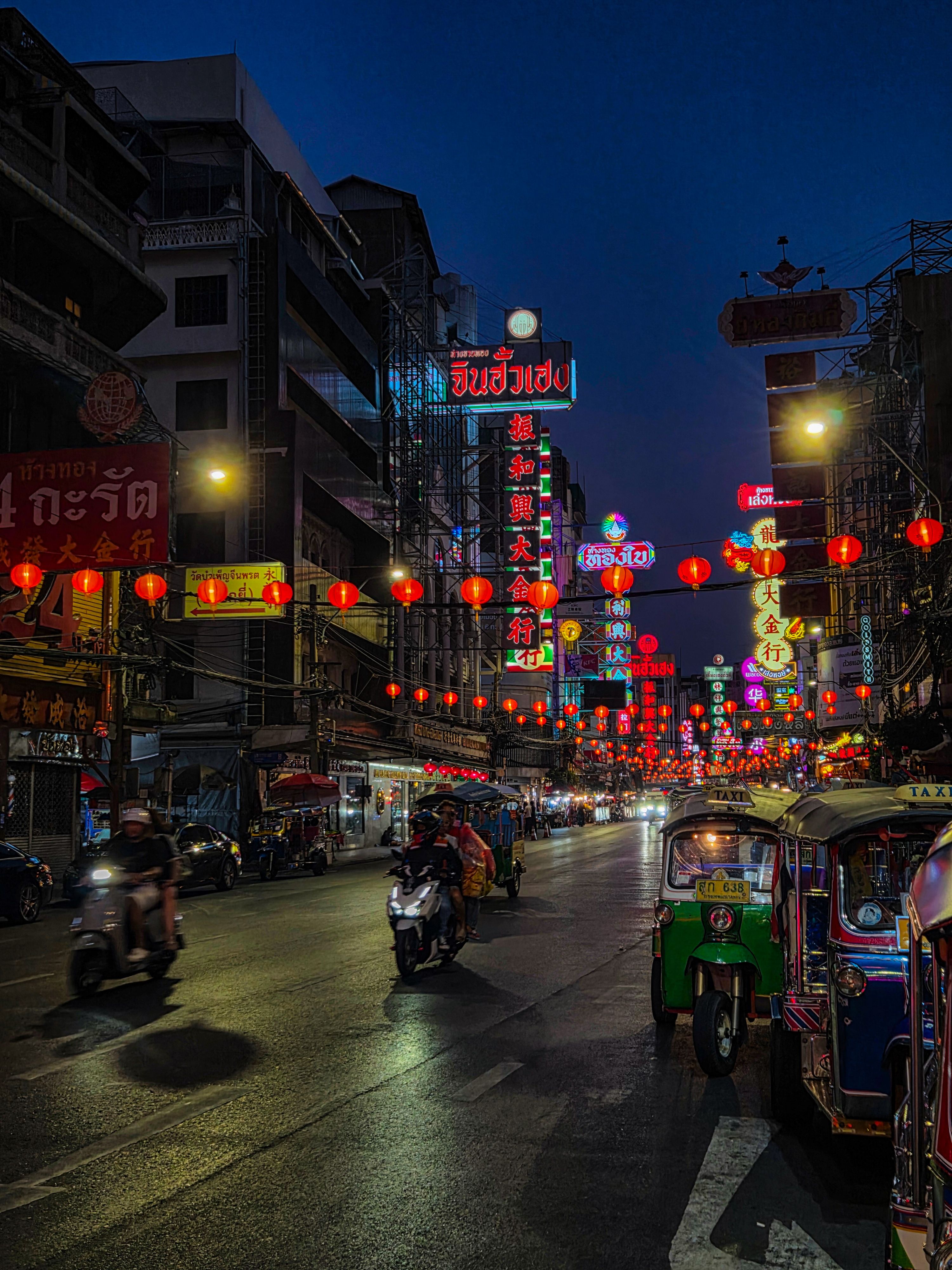 Gratuit Explorez les rues animées du quartier chinois de Bangkok, illuminées par des enseignes colorées et des tuk-tuks sillonnant les rues. Photos