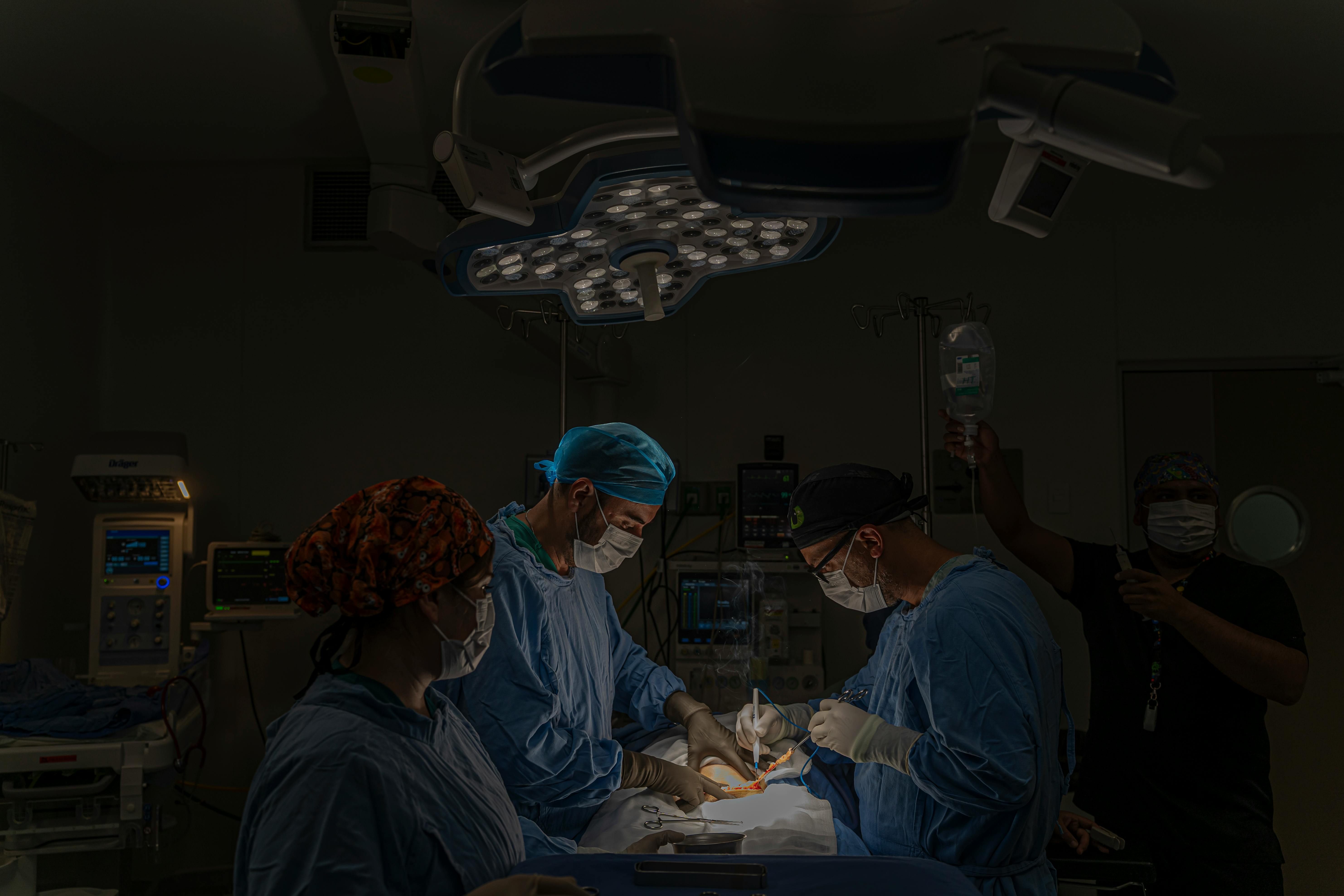 The impact of elective surgical hubs on elective surgery in acute hospital trusts in England — Photo by Saúl Sigüenza on Pexe