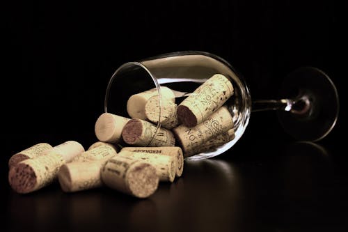 Bouchons Bruns Sur Verre à Vin Transparent