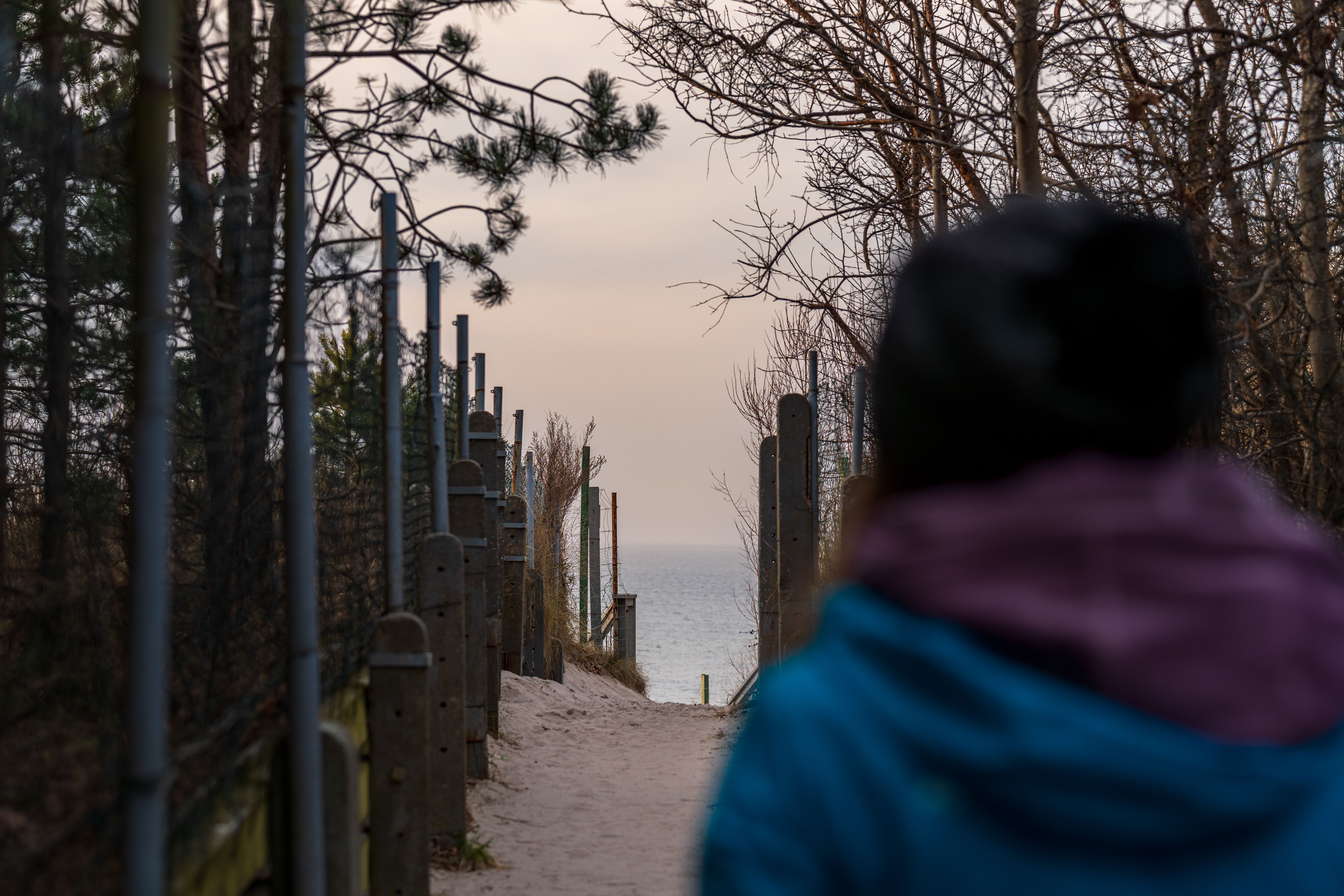 Ücretsiz Polonya'nın Kołobrzeg kentindeki sakin plaja giden sahil yolu, günün huzurlu bir saatinde. Stok Fotoğraflar