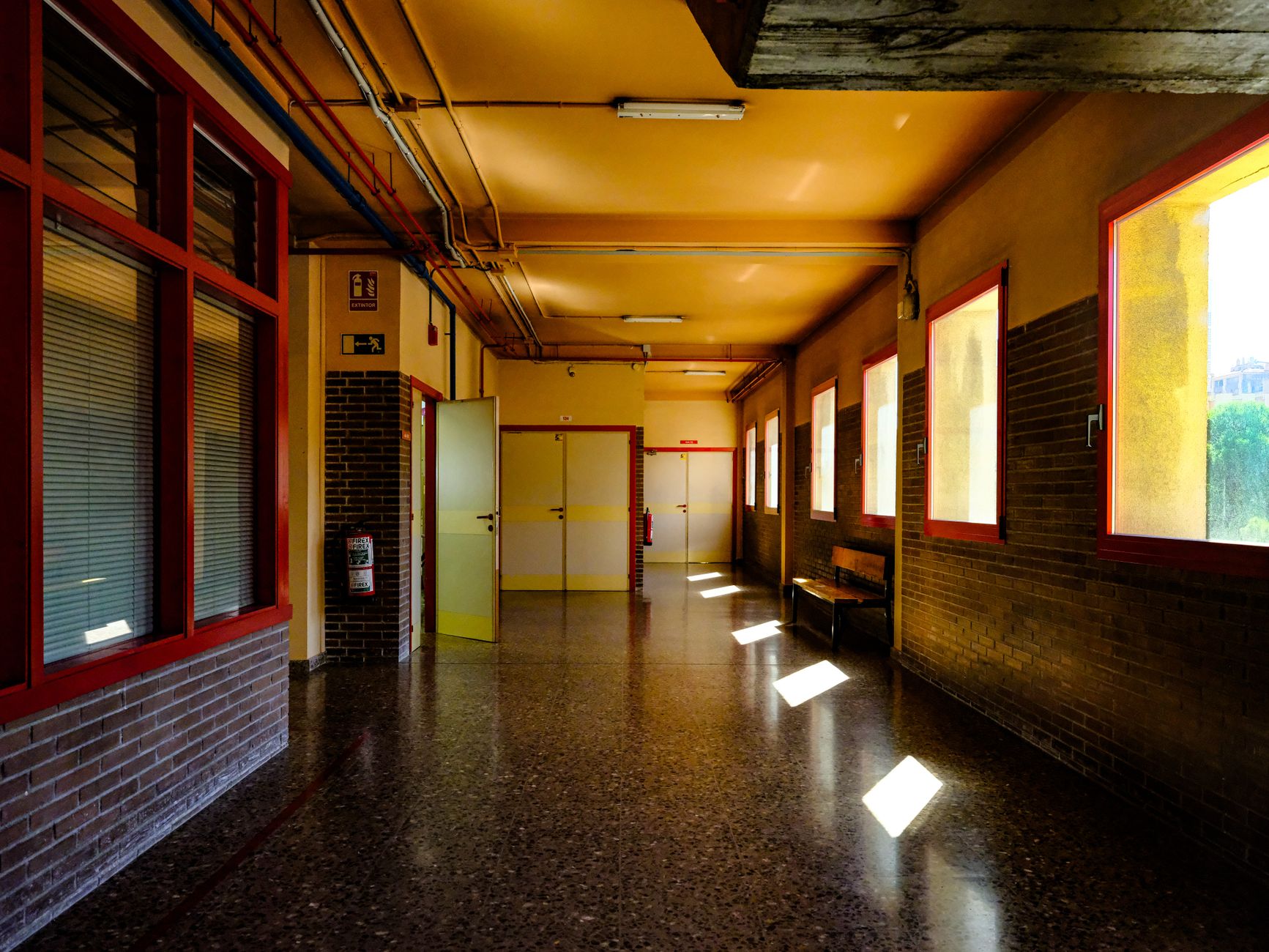 Tropenrooster legt onveilige schoolgebouwen bloot