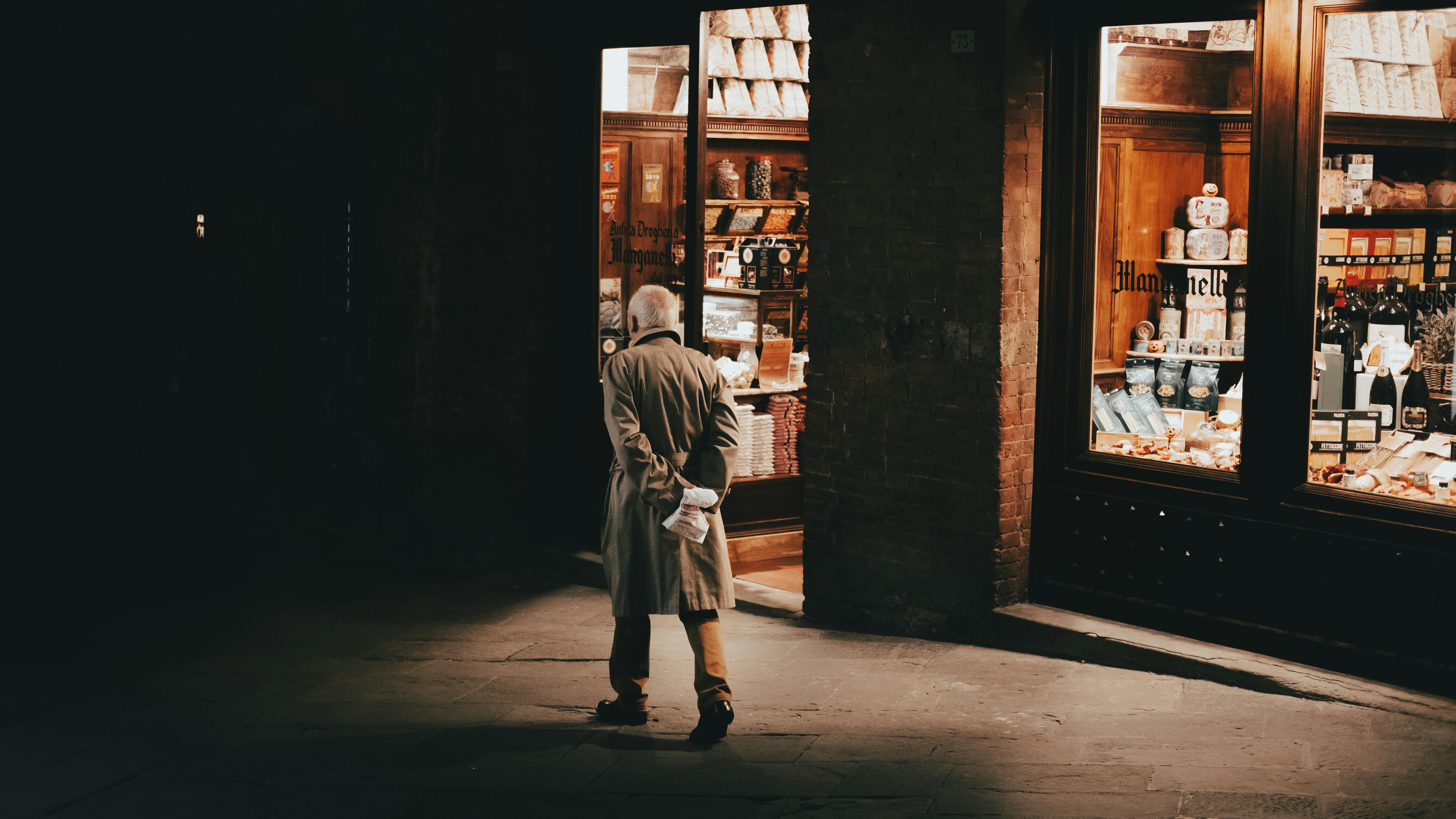 IT support agent handling a mystery shopping evaluation ticket on a help desk platform