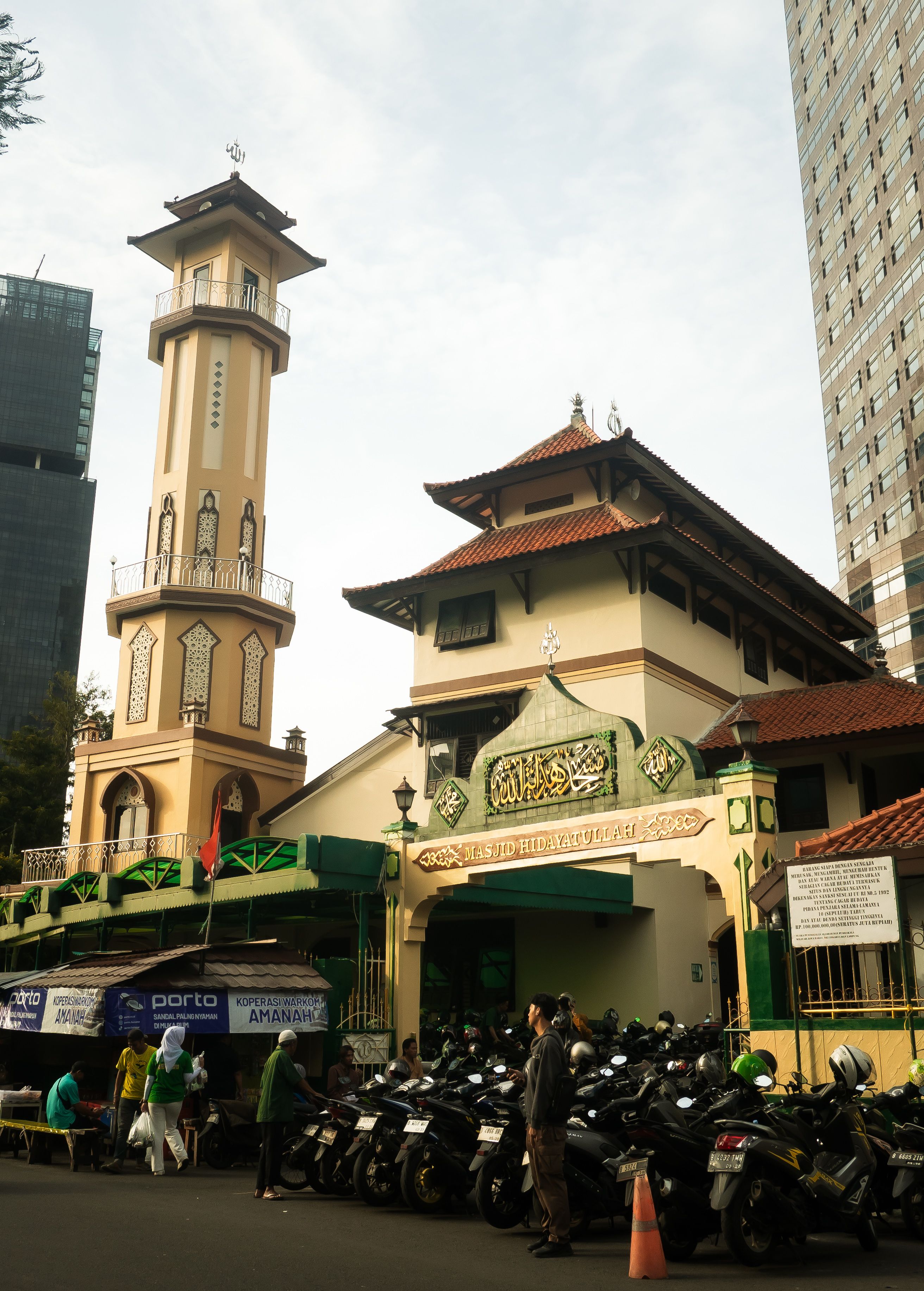 Busy Mosque with Minaret in Urban Setting · Free Stock Photo