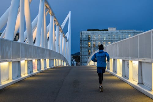Darmowe zdjęcie z galerii z architektura, biały most, biegacz