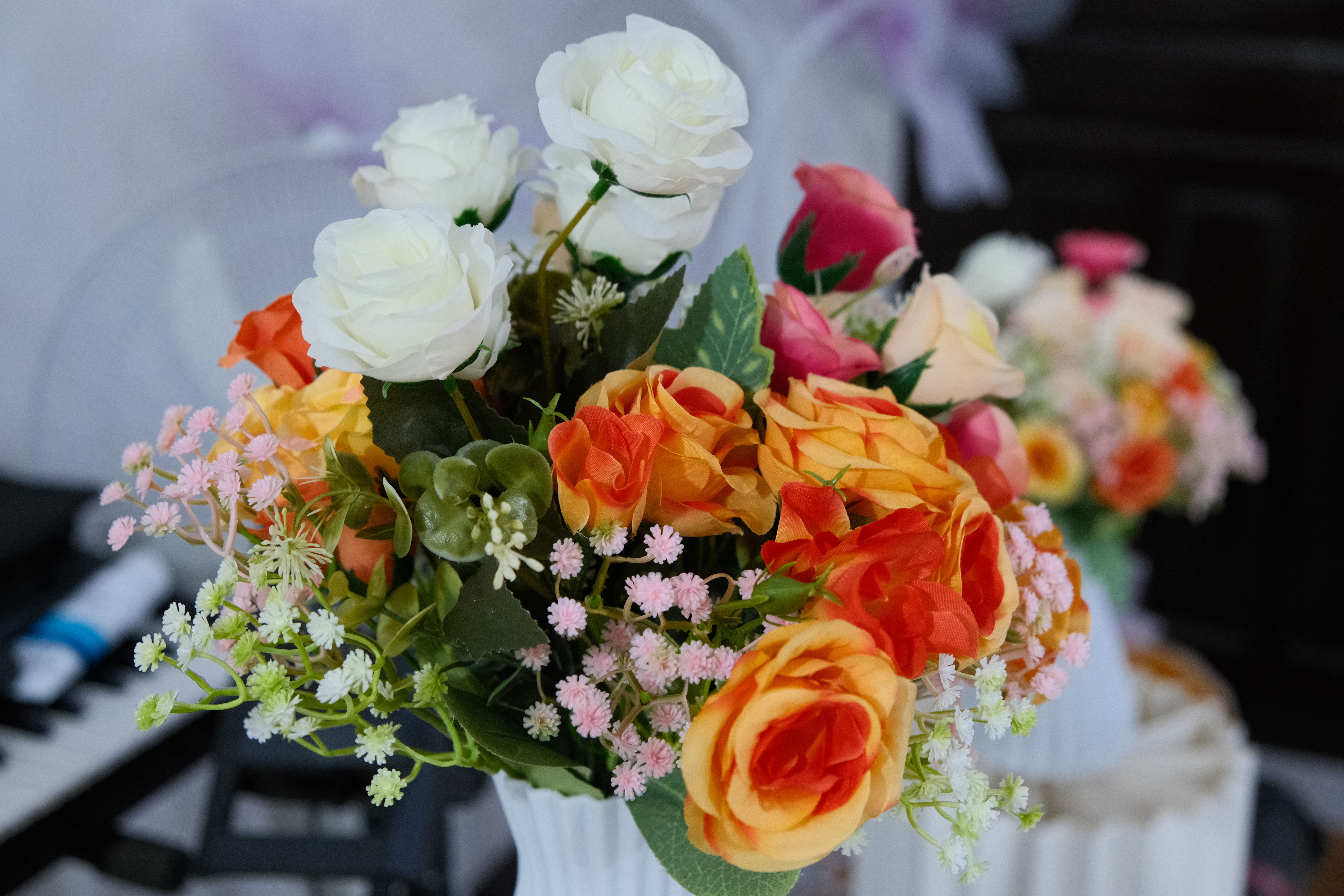 [ColoSach]-a-colorful-arrangement-of-roses-and-daisies-in-full-bloom,-perfect-for-celebrations.