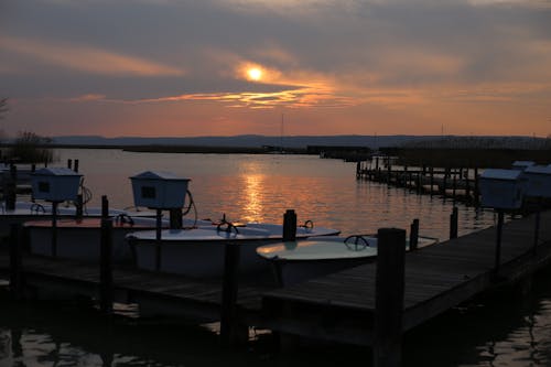 Бесплатное стоковое фото с багровое небо, закат, лодка