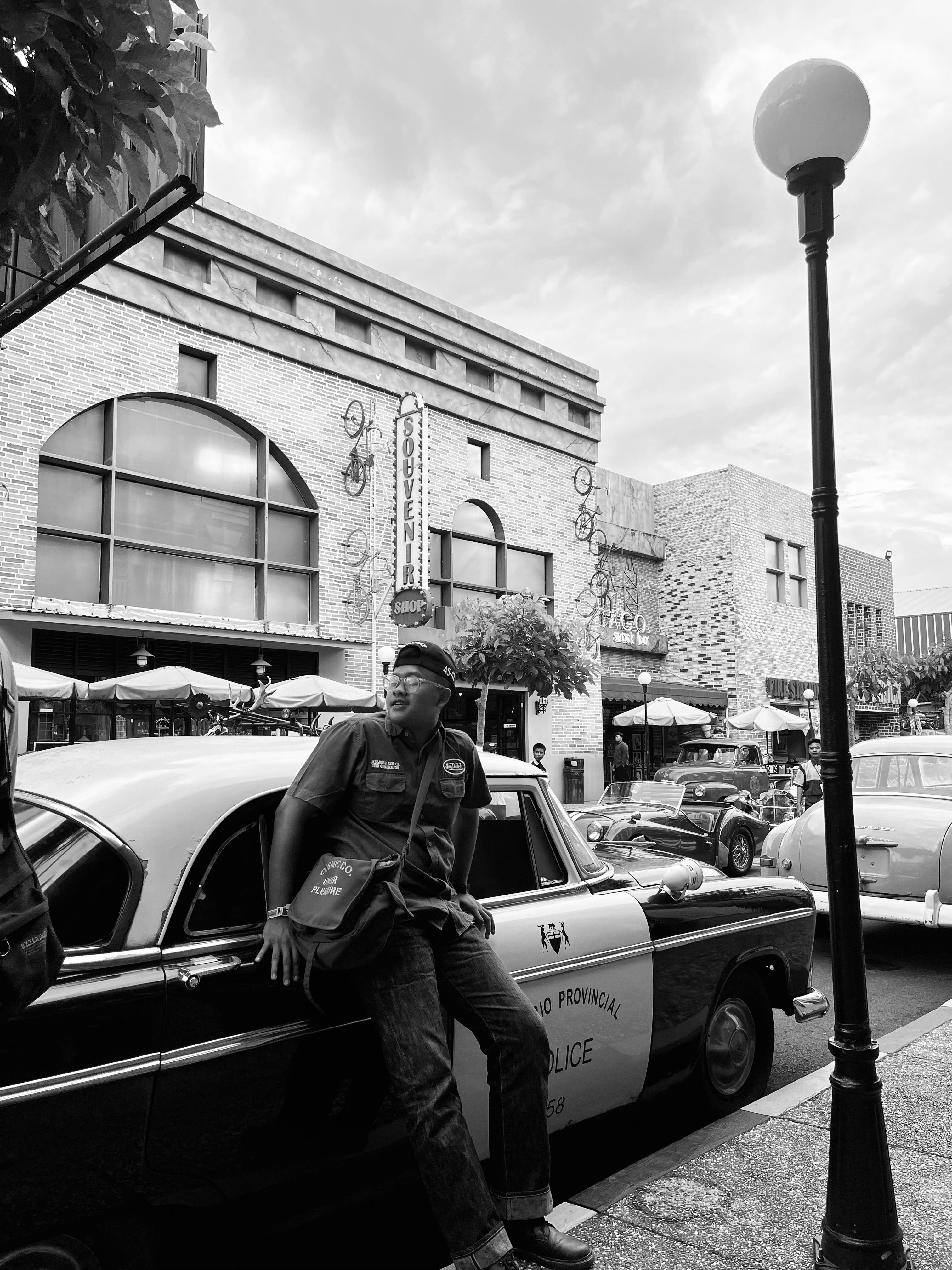 Vintage Street Scene with Classic Cars and Police · Free Stock Photo