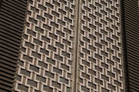 特写镜头展示了现代建筑立面的独特几何图案和金属细节