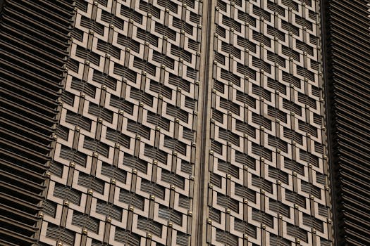 特写镜头展示了现代建筑立面的独特几何图案和金属细节