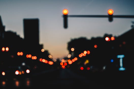 Blurred city lights in Chicago street at dusk, capturing vibrant bokeh and urban ambiance.