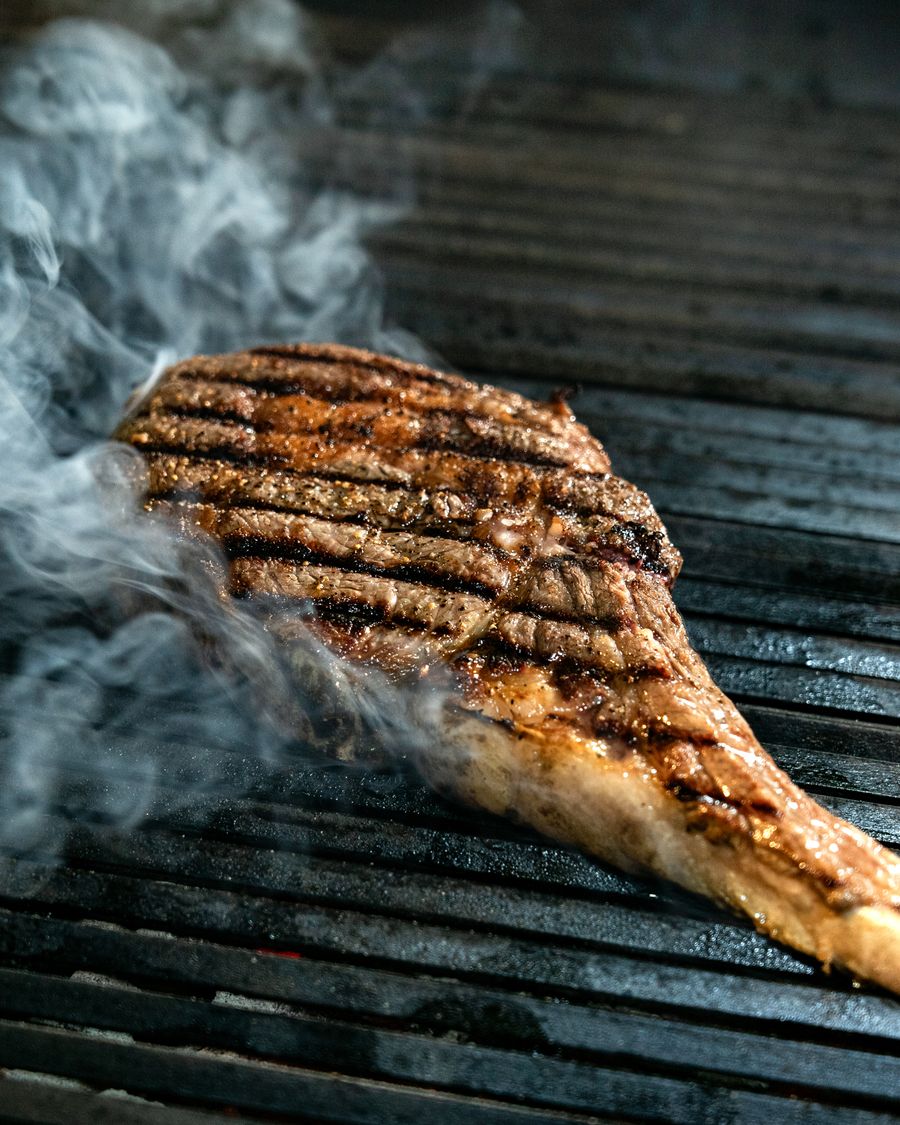 Entrana de res asada con marcas de parrilla