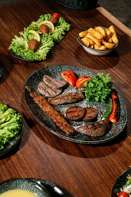 Nakkekoteletter serveret med salat og kartofler