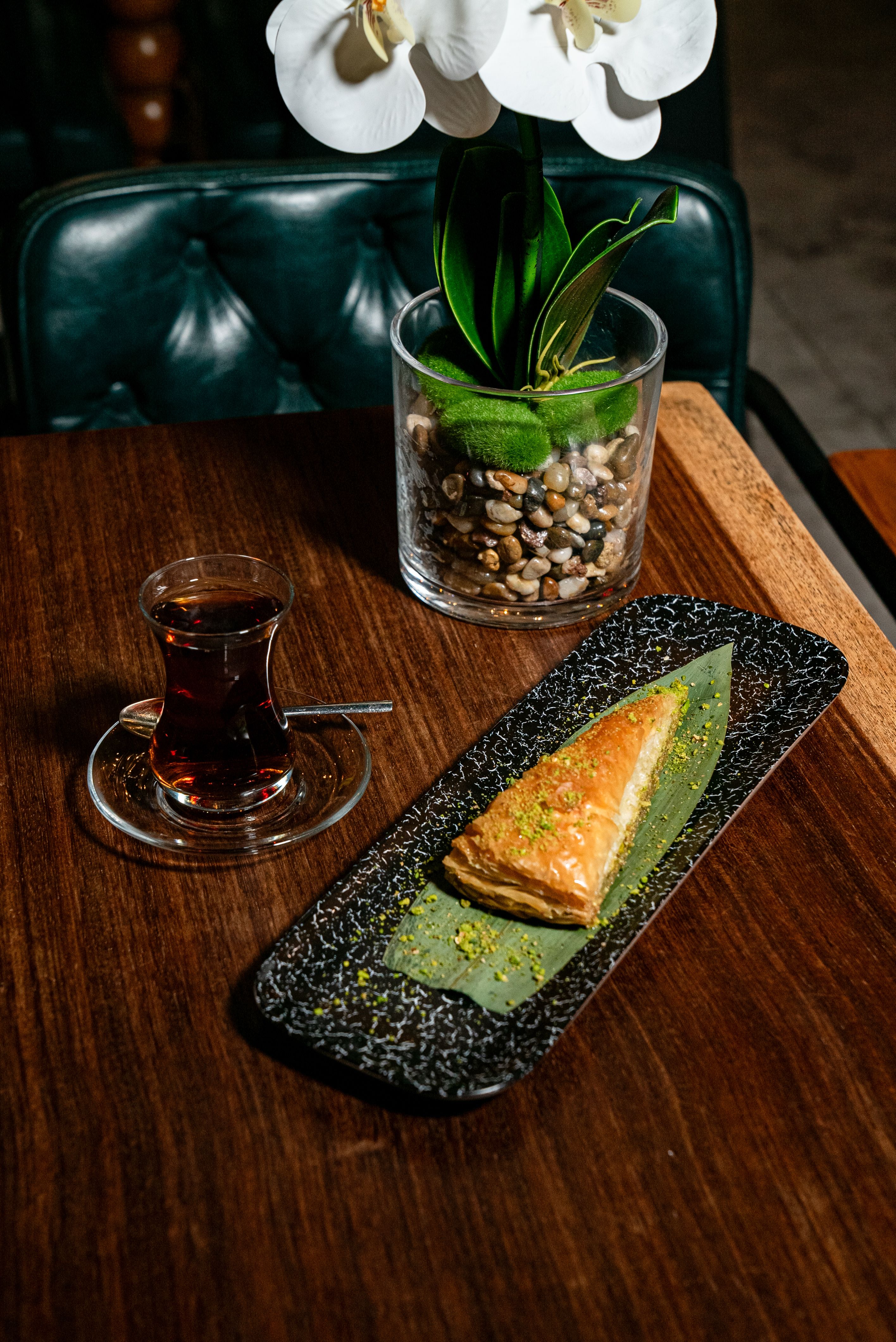 Baklava und Tee auf einem Holztisch