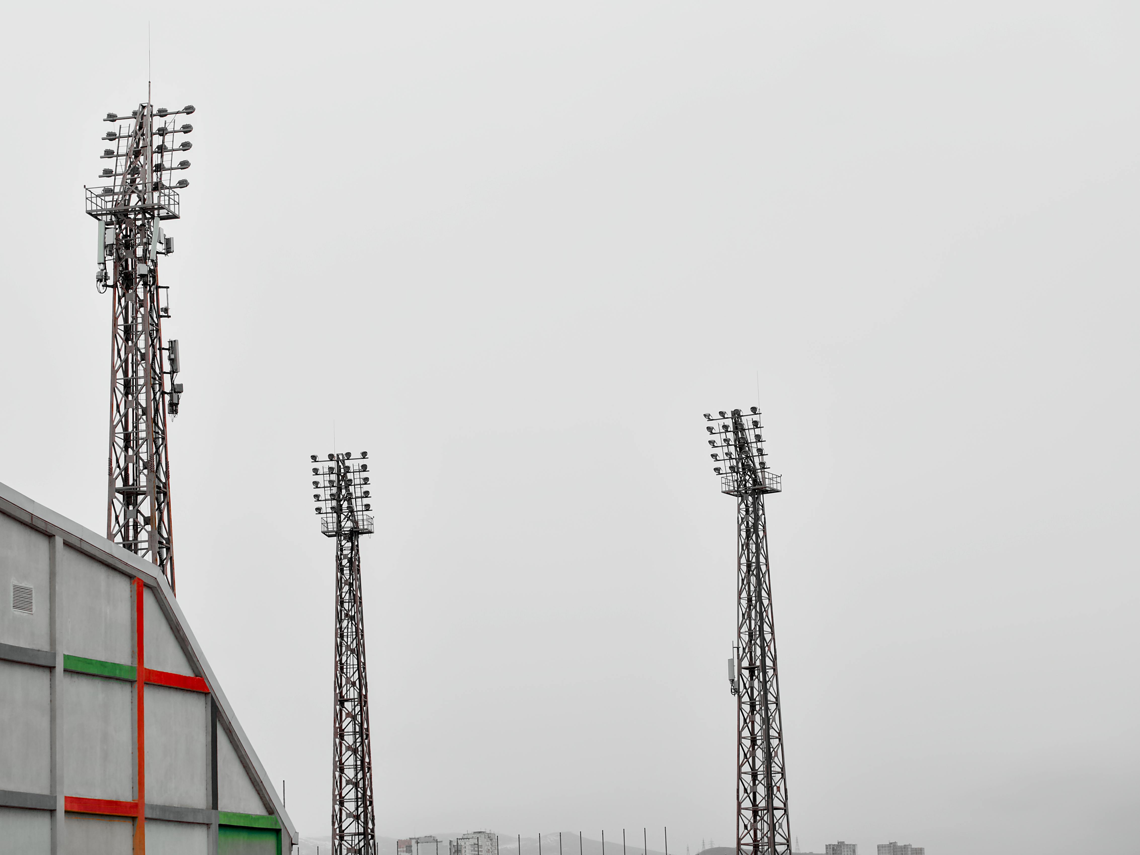 La fachada y las gradas de un estadio de fútbol a plena luz del día.