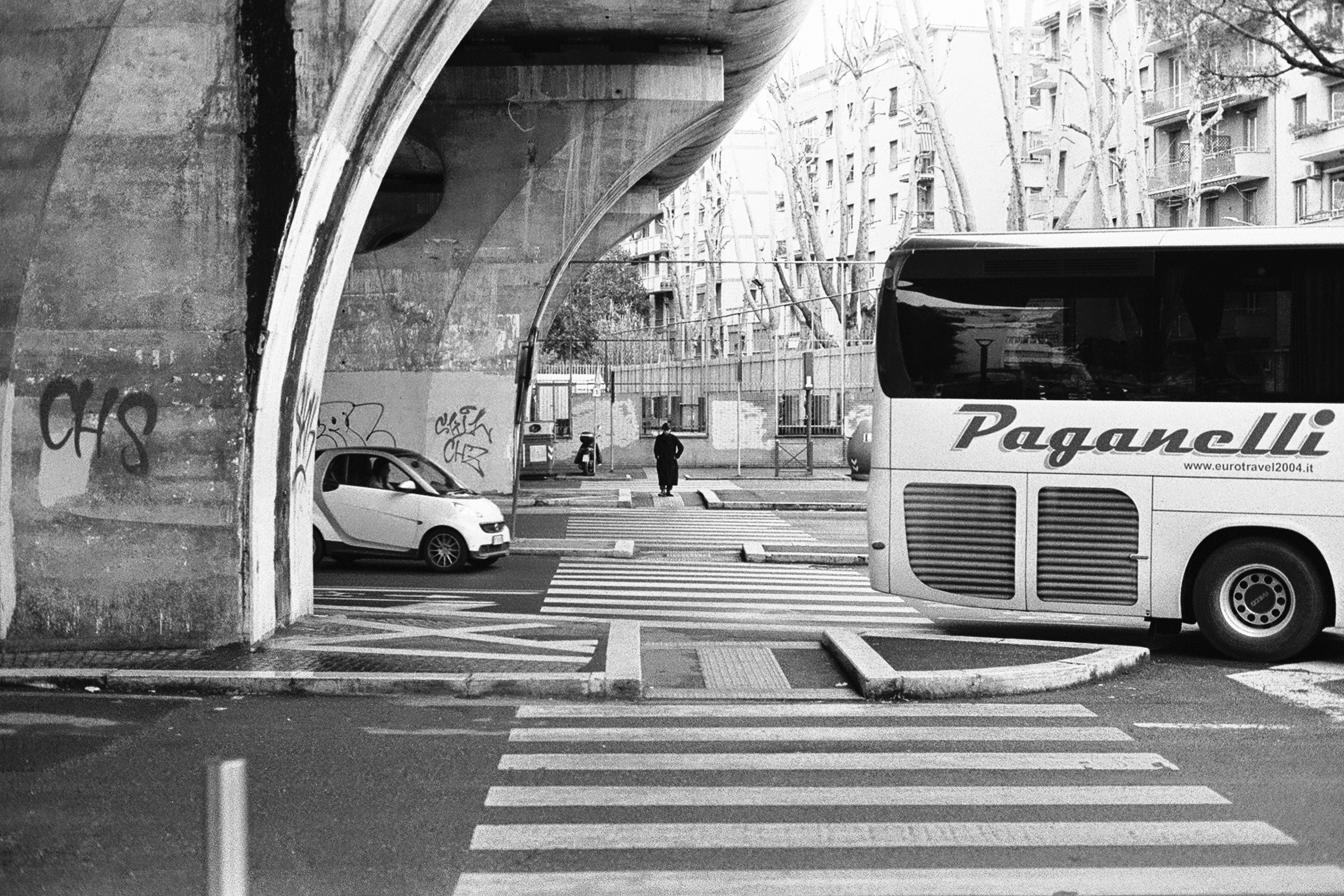 Urban Scene with Underpass and Vehicles in Rome · Free Stock Photo