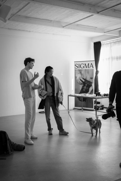 Free Casual interaction in a Berlin studio with photographers and a dog. Stock Photo