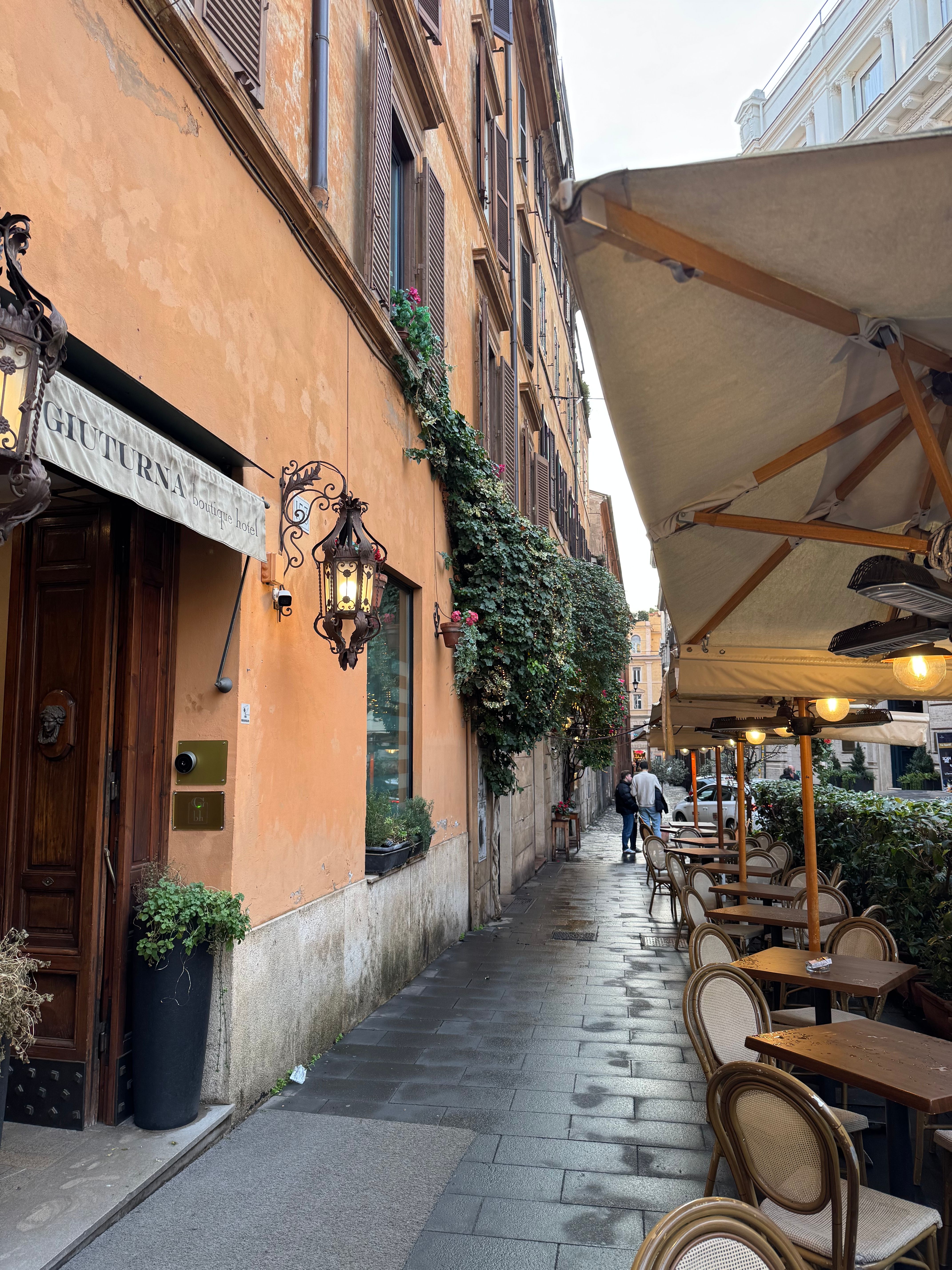 Charming Street in Rome with Outdoor Café Seating · Free Stock Photo