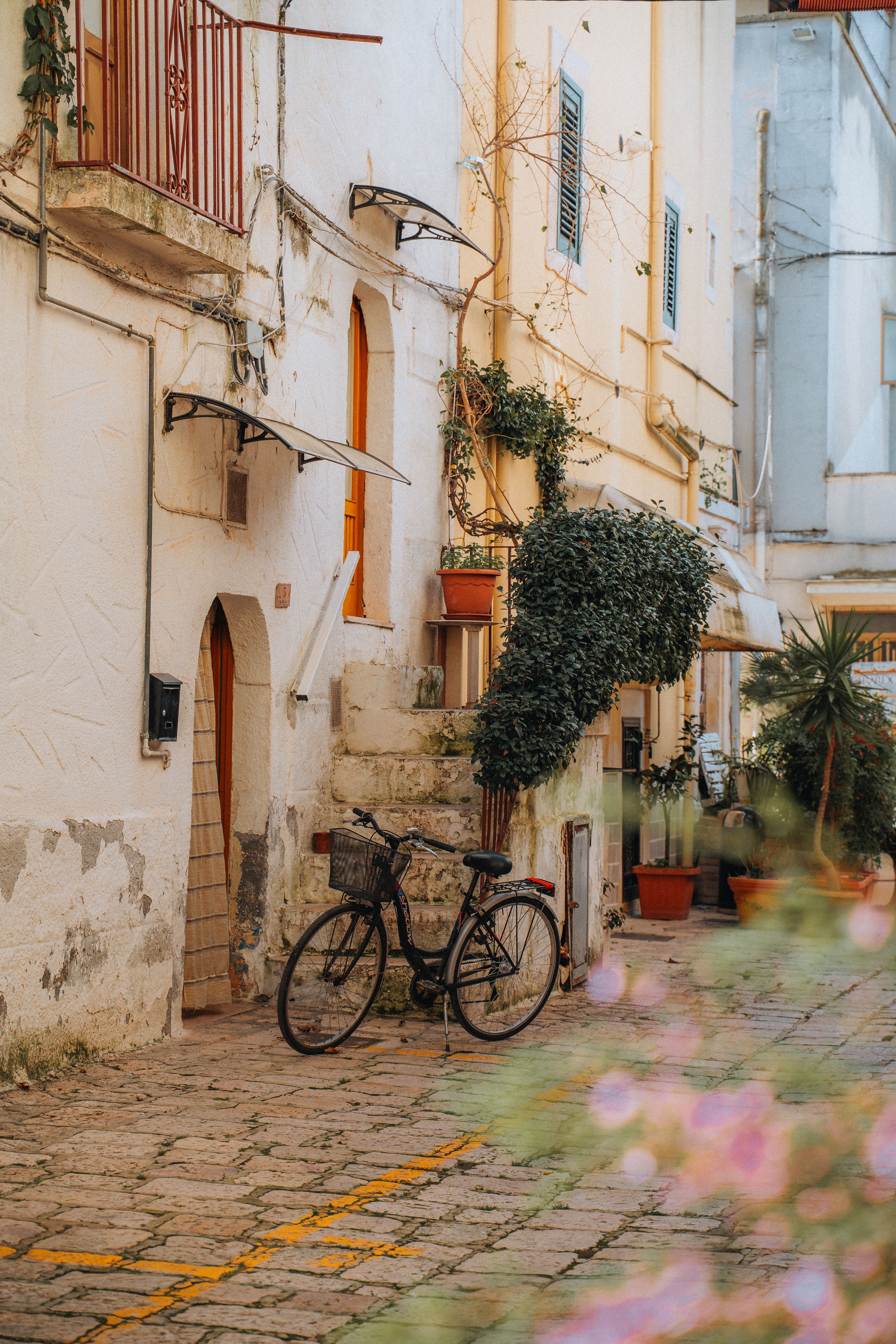 A picturesque alley with a vintage bicycle in Sammichele di Bari, Puglia, Italy.